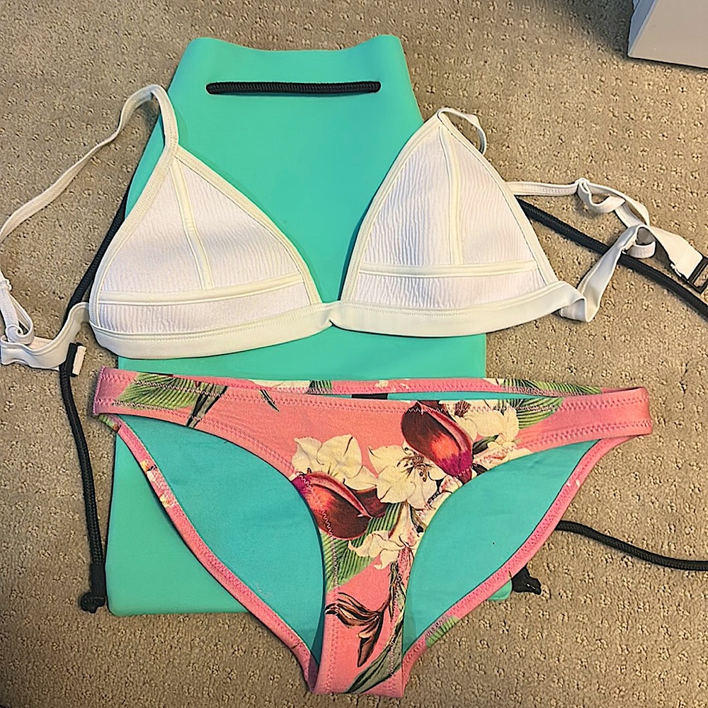 Triangl bikini white and pink floral S+/S with bag
